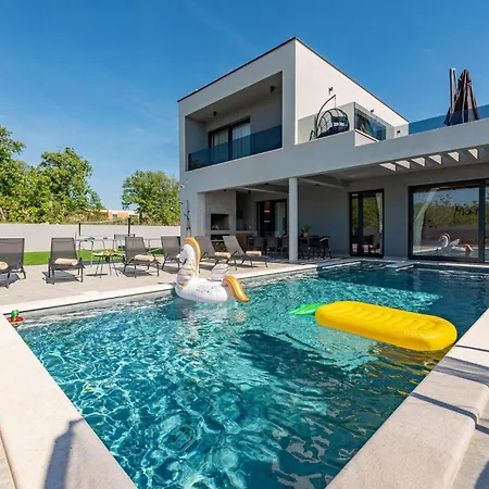 Holiday home Stunning In With Outdoor Swimming Pool Zadar