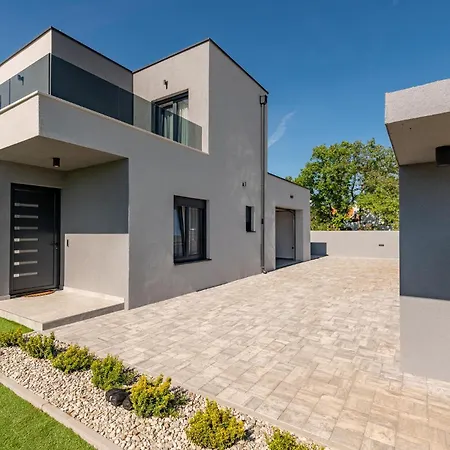 Holiday home Stunning In With Outdoor Swimming Pool *