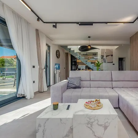 Holiday home Stunning In With Outdoor Swimming Pool Zadar