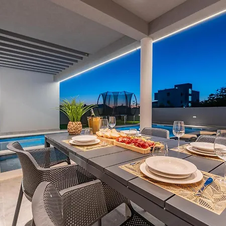 Stunning In With Outdoor Swimming Pool