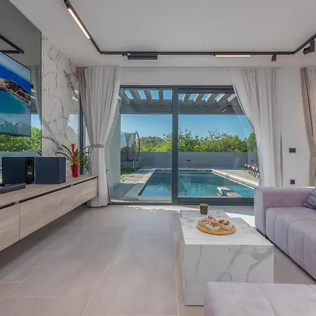 Holiday home Stunning In With Outdoor Swimming Pool
