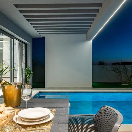 Stunning In With Outdoor Swimming Pool