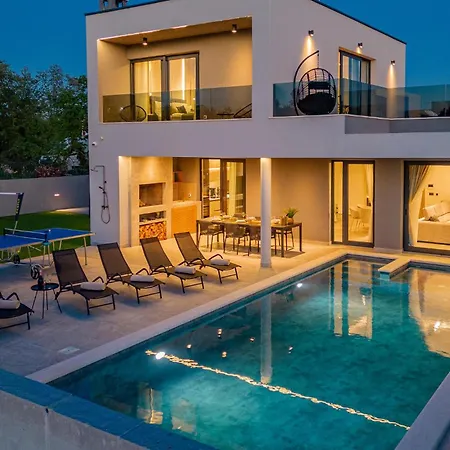 Holiday home Stunning In With Outdoor Swimming Pool Zadar