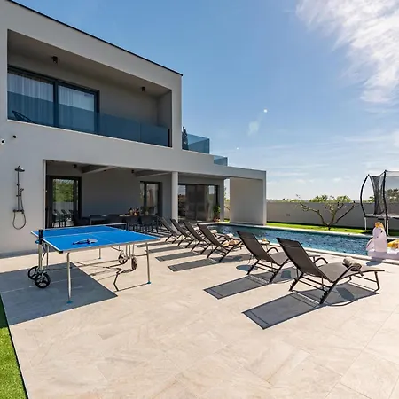 Holiday home Stunning In With Outdoor Swimming Pool Zadar